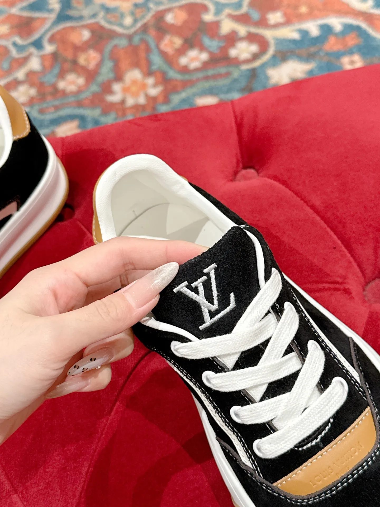 👟👟Ex-factory price 640👟👟 LV men's new tilt sneakers, classic catwalk style, air-glue technology, very comfortable on the feet. Luxurious materials, fine workmanship, European made English letters printed on the midsole, the upper is made of calfskin, the side is decorated with the brand LOGO and signature, the latest latex foot pads ➕ mesh lining, the foot feels super comfortable. Two-color TPU combination outsole. Packing process Goodyear stitched seam fabric: first-layer cowhide, lining: customized silky mesh lining-first-layer silk cowhide lining Bottom thickness: 0.5cm ☑️size: men's 39-44 (45 customized, non-returnable)